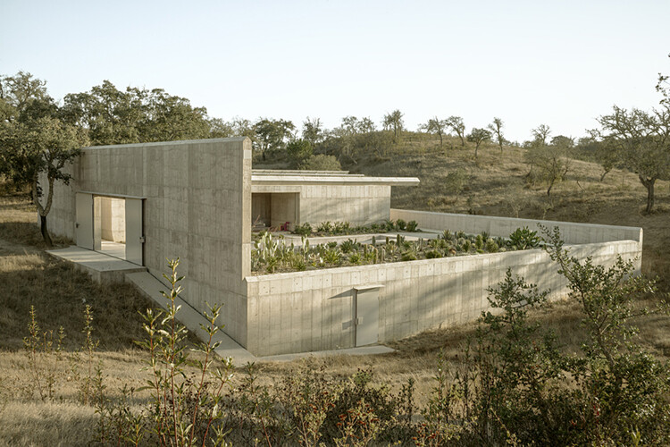 Pereiro Do Cha House: A Harmonious Retreat in Portugal's Alentejo Region